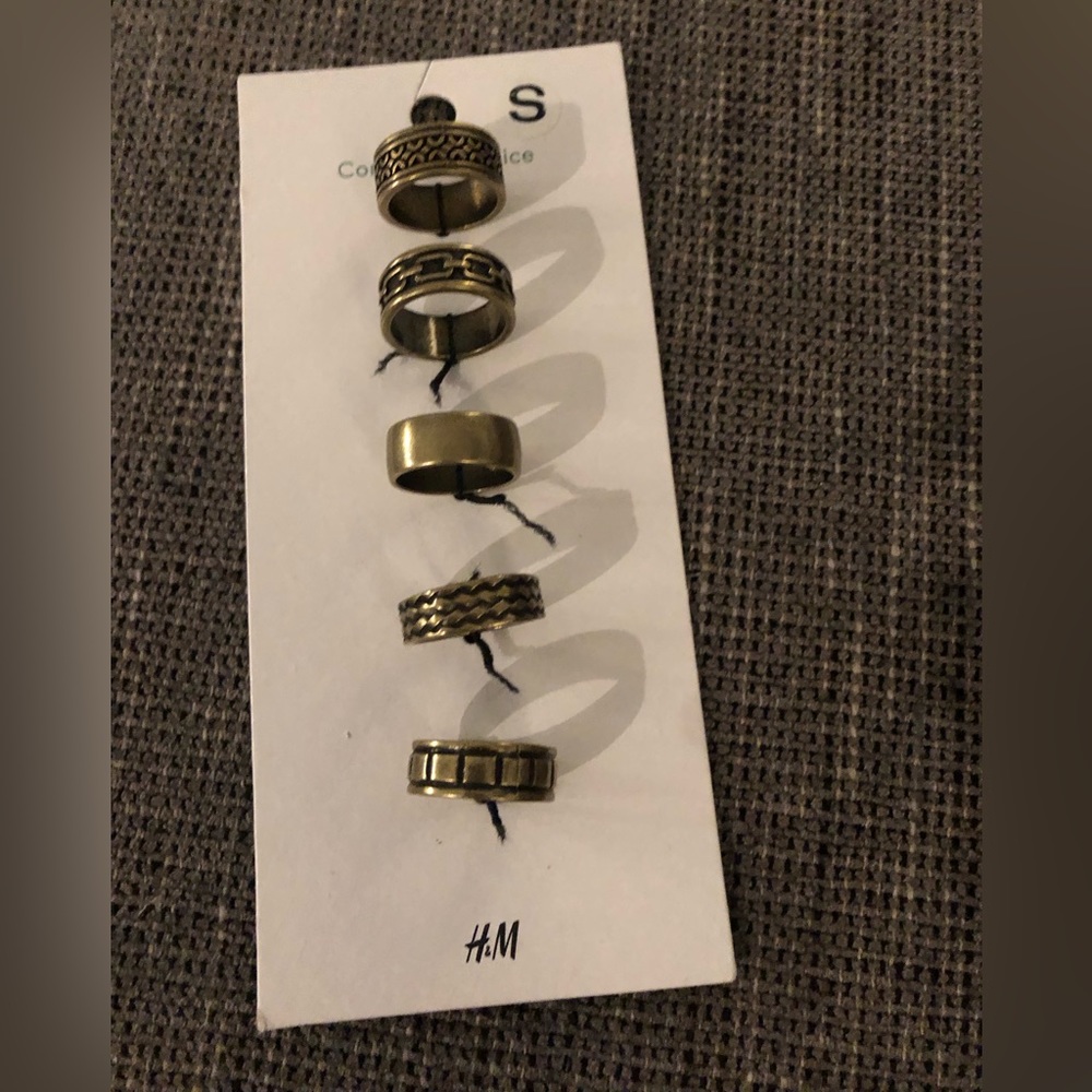 NWT: Men’s H&M 5 piece gold rings